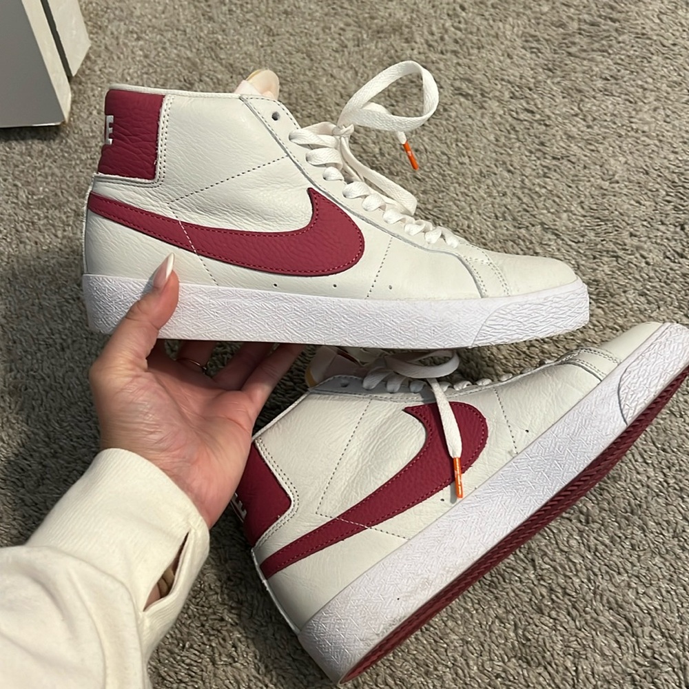 Men size 7 ( women’s 8 or 8 1/2 ) Nike high top blazers
